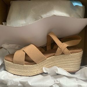 TOMS BRAND NEW UNWORN WILLOW PLATFORM SANDAL
